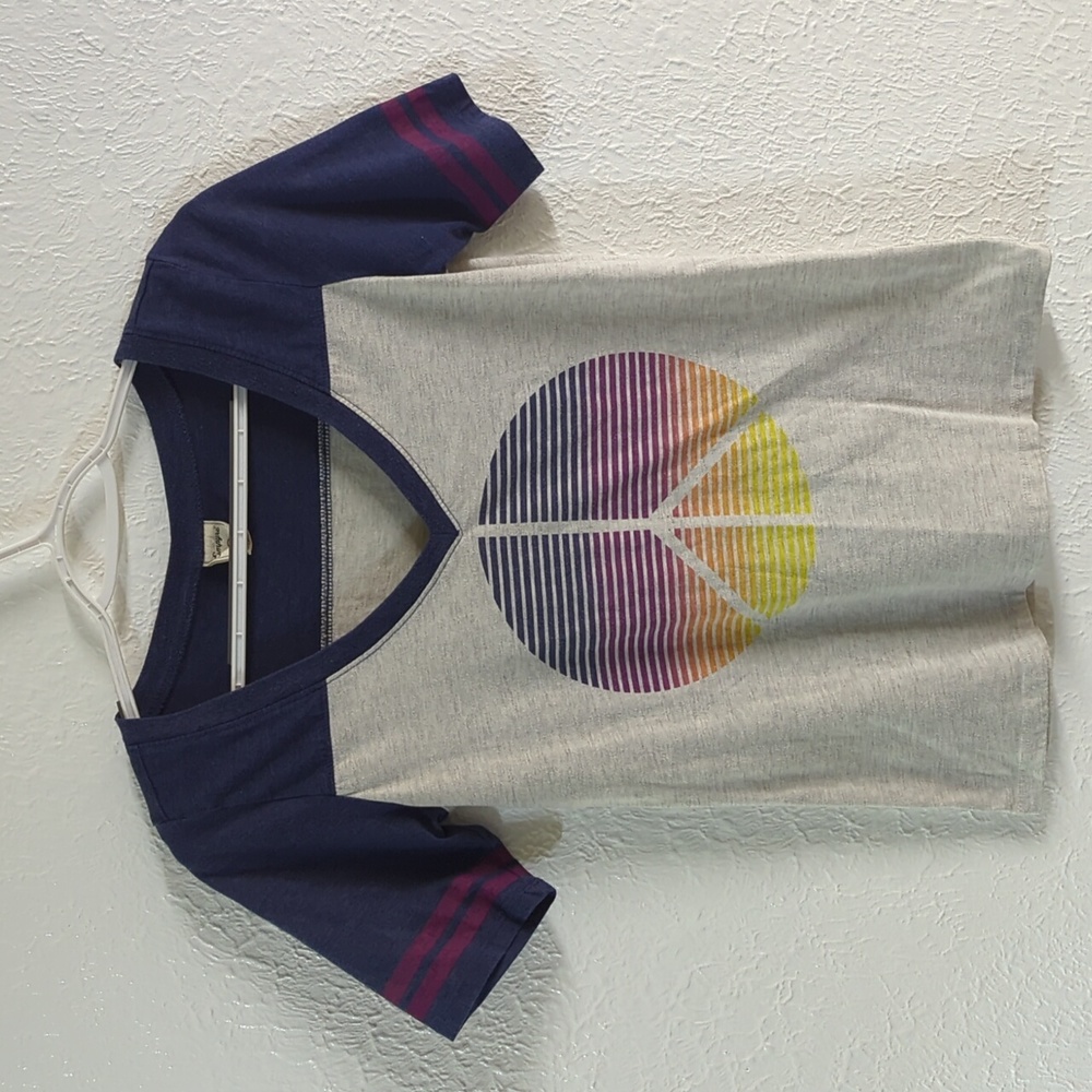 Empyre | women's v-neck t-shirt with rainbow peace sign women's size small